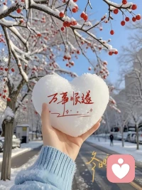 人到40岁：身体，开始讨债了

头发大把把地掉，有些头皮，已经秃了一小块，腰疼得直不起来，暖贴、暖水袋、钢板轮番上场，牙也一颗颗地坏，拔牙、补牙，全都是疼起来要人命的煎熬。人才到40岁，身体就开始讨债了，无人替，自寒凉，才懂：谁好，都不如自己好，什么好，都不如身体好。

最残忍的是，辛辛苦苦好几年，一场病，钱全搭进去了，人还受疼受罪。往下看，儿女尚小，需托举，往上看，父母已老，需照应。不管哪种关系，尽力就好，可前提是，人不能倒。人到中年，最大的清醒该是，攒健康就是攒钱，就是给儿女们攒福气，给老人们攒底气。

人到中年，当身体开始讨债，就是老天在提醒你，该换一种人生了。把健康放在第一位，不要再想些有的没的，自己耗自己，更不要看到别人咋样，你咋样，无底线内卷，让自己慢下来，轻轻喘口气，自觉地去养身养心，记住，少病少痛少管，就是中年大福。