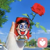 永远不要扮演别人眼里的自己

人这一辈子，最累的事就是演给别人看。你活成别人眼里的样子，就丢了自己心里的模样。别人说你该笑你就笑，别人说你该哭你就憋着。演久了，面具摘不下来，自己都不认识自己。为别人的眼光活着，最后苦的是自己。

别人嘴里的你，不是真正的你。你按他们的期待活，他们就满意了，可你委屈了。你想讨所有人喜欢，最后谁也讨不好，还把自己弄丢了。真正在乎你的人，不会让你演。让你演的，都不值得你演。活给别人看，不如活给自己看。

往后别管别人怎么看你，你怎么舒服怎么来。想笑就笑，想静就静。日子是自己的，不是过给别人瞧的。你自在，身边的人才自在。你真实，才能遇见真心待你的人。别演了，做自己，最省力。配图