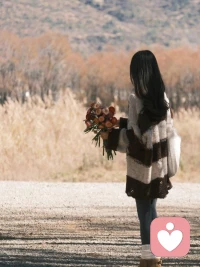 你走路时，讨厌车；
你开车时，讨厌行人。
你打工时，觉得老板太强势，太抠门；
你当老板后，又觉得员工太没责任心。
你是顾客，认为商家太暴利；
你是商人，又觉得顾客太挑剔。
其实，我们都没错，错在我们站的位置不同。
换位思考，人生才会美好，懂得感恩，才能走得更远。
生活各自不易，所求不同。
勿在别人心中修行自己，勿在自己心中强求别人配图