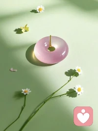 人生最大的教养，就是接受父母的平凡

小时候总觉得父母无所不能，是英雄，是超人。后来长大了，见的世面多了，才发现他们也不过是普通人。会为几块钱讨价还价，会在领导面前小心翼翼，有很多不懂的，也有很多做不到的。有些人接受不了这个落差，觉得失望，甚至生出埋怨。

可你没想过，他们已经在自己的能力范围内，给了你最好的全部。那点平凡，是他们拼尽全力撑起的天。你嫌弃他们格局小，眼界窄，可他们用这双窄的眼，把你送去了看世界。你站得高，不是因为你多厉害，是踩在他们的肩膀上。

接受父母的平凡，是成熟的开始。承认他们不完美，但依然敬重那份不易。别等到自己也尝遍生活艰辛，才懂得那一饭一菜里藏着多少辛劳。做人最深的教养，不是对外的客气，是对内的慈悲。能好好爱那个平凡的父母，你才算真正活明白了。配图