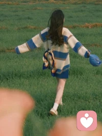 有些人被欺负，陷入长久内耗，这是因为：你在被欺负之前，早已“先攻击了自己”


很多人以为，攻击性就是对外的；但现实恰恰相反：最常见的攻击性，是向内的。


举几个你可能熟悉的行为：

在聚会中疯狂自嘲，生怕冷场；
别人还没说你，你先把自己贬低一遍；
明明不舒服，还要装作“我没事”；
习惯性道歉，即使错不在你。


这背后其实是一种心理机制：自我攻击


心理学家 卡伦·霍妮 提出：人如果长期处在不安全环境中，会发展出“讨好型人格”，通过贬低自己来换取关系稳定。


简单说就是：我先把刀插在自己身上，你就不会再伤害我了。


但问题在于，这会向外界传递一个极其危险的信号：“你可以越界，我不会反击。”


于是边界一次次被突破，尊严一次次被消耗。


更残酷的是，这种模式一旦形成，会变成一种自动化反应：别人稍微不满，你立刻反思自己


别人冒犯你，你第一反应是内疚
别人得寸进尺，你却觉得“可能我太敏感”


这其实是心理学中的一个重要概念：内化的攻击者。


你把曾经压迫你的人，变成了你内心的声音。


所以你看别人还没真正伤害你，你已经先替他们完成了。配图