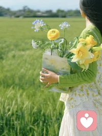 一个好母亲会先安顿好自己，再安顿好孩子。这种高度心智化、情绪稳定的母亲，能够自然而然地为孩子成长完成两项重要的养育工作：

1. 情绪消化能力
当生活兵荒马乱，她不会把孩子当作情绪的出口。这种“不转移”，本身就给了孩子巨大的安全感——让孩子感受到的：妈妈的稳定都是可以信赖的，世界是可靠的。

2. 抱持性环境
当孩子被自己的情绪困住，一个沉静而完整的母亲，不会推开，也没有说教。她就像一个大容器，把孩子的焦虑接过来，消化成孩子能懂的语言，再轻轻地还回去——这个过程孩子学会了：情绪不可怕，情绪是可控的，它会来，也会走。


一个母亲能给孩子最深的礼物，不是教他多少道理，而是把自己活成一个可以安放情绪的人。孩子从她的眼神里，读到的不是评判，不是焦虑，而是：“你可以是你自己，妈妈接得住。” 这份接住，这份安定感，最终会内化为孩子人格的底色，成为他未来面对世界的底气。


沉静，从来不是天生的好脾气，而是一场温柔的自我修行。因为它传递的不是道理，而是一种沉静的生命存在状态。孩子在这样的母亲眼神里，读到的不是评判和焦虑，而是接纳与平和。配图