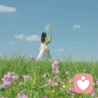 不要把自己活得像个落难者一样

别总把伤口翻给人看。你逢人就说自己多苦多难，起初有人同情，听多了只会躲着你。没人愿意一直当垃圾桶。你以为示弱能换来帮助，其实换来的是轻视。把自己活成落难者，连自己都瞧不起自己。

谁的日子没有几道坎。你哭天喊地，不如默默爬起来。那些打不倒你的，迟早让你更强。别到处求安慰，没人有义务替你撑伞。你越可怜兮兮，越没人把你当回事。咬咬牙，把苦咽下去，天亮了你又是一条好汉。

这个世界上能救你的只有自己。别把希望寄托在别人身上。你强大了，全世界都和颜悦色。你软弱了，谁都能踩你一脚。收起你的惨相，挺直你的腰杆。从今天起，做个不好惹的人，悲喜自渡，冷暖自知。配图