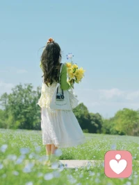 有些人的命苦，是自找的

疼了，就要放下，累了，就要休息，明明很疼，明明很累，死活不肯放下，就是在逆着自己的命运走，而人一旦逆着命运走，原本的好命，就会改变。路遥在《人生》中写道：“人生的道路虽然漫长，但要紧处常常只有几步”，在最要紧的几步，不要没苦硬吃，不要去破自己的运。

人这一生，有时候选错了一步，就会步步皆错。最可怕的是，自己明知道是错，明明很痛苦，很无望，却执拗的不肯回头。不甘心、不服气、不接受，非要跟烂人烂事纠缠，毫无意义地耗尽自己所有的光和亮。有些人的苦，是自找的，因为，当一个人不想吃苦了，是没人能逼他的。

人，有福要去享，那是命运的馈赠，是自己努力的结果，是自己该得的，不要辜负。至于那些苦，躲不过的，就去扛，自己能选择，能躲过的，不要傻，不要被感情和情绪蒙蔽，你要知道，人自己是能规避掉大部分痛苦的，不要为了任何人，把自己献祭出去，不要自找苦吃，要惜命、惜福、惜己。配图