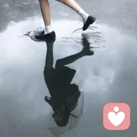 用经济威胁子女，是最愚蠢的教育方式

有些父母习惯用钱控制孩子，动不动就拿生活费、学费说事，以为这样就能让孩子听话。短期看似有效，长期却在消耗亲子之间最基本的信任。孩子表面顺从，内心却在反抗，一旦有能力独立，就会迅速疏远，甚至彻底切断情感连接。

经济威胁的本质，是用依赖换服从。把本该是支持的资源，变成施压的工具，让孩子在恐惧中做选择，而不是在理解中成长。久而久之，孩子要么变得畏缩讨好，要么变得冷漠疏离，既学不会担当，也学不会真正的独立，关系只剩利益交换。

教育的核心，不是控制，而是引导。钱可以给，但不要附带威胁，规则可以立，但要讲清边界。让孩子知道支持是稳定的，要求是清晰的，选择是需要承担后果的。别用金钱绑住孩子的脚，也别把亲情变成筹码。真正长久的关系，靠的是尊重，而不是控制。配图