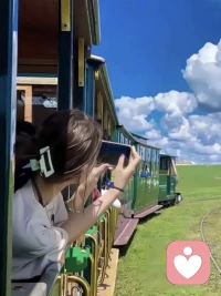 人生建议，拥有什么就享受什么

日子最怕的，不是你暂时没有什么，而是你一边拥有，一边嫌弃。饭能吃饱，却惦记别人的山珍海味；房子能遮风，却嫌它不够体面；身边有人关心，又嫌他们管得太多。人一旦总拿别处的光，照自己的生活，眼前再好也会显得暗。

很多幸福，坏就坏在太日常。身体健康时，觉得没什么了不起；工作稳定时，觉得不够风光；家人还在时，嫌他们唠叨烦人。可生活最托底的东西，往往都长得很普通。等哪天少了一样，人才会明白，原来自己曾经已经很富有。

拥有什么，就先享受什么。钱少，就把饭吃香；房小，就把屋收拾净；人少，就把关系处踏实。别总把心挂在远处，也别总等一个圆满的以后。能认真接住眼前的人，日子才会慢慢有滋味。配图