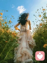 不要在一段关系里，乞求基本待遇

基本待遇，不要等着别人给，要自己给自己。不要为了任何人不吃饭，不要为了任何人故意苛待自己。用惩罚自己的方式，妄想惩罚别人，非常傻。不要在任何一段关系里，乞求基本待遇，该给的，对方给不了，也不想给，哭求，只会更放低自己。

跟任何人相处，都不要下意识把自己放在一个比较低的位置。哪怕再爱对方，都要不卑不亢，人要先是自己，一个独立的个体，一个有血有肉，有底线有良知的人，然后再去谈情、谈爱、谈关系。卑微开不出花来，只会自降身份，自找苦吃，被碾进泥里。

不要跟不讲理的人，讲道理。不要跟无情的人，死活要感情。任何人和事，都不要去求，生死有命，富贵在天，先立住自己，其余一切，尽量以一种完全放开的态度去看，人生从来不是一种可能，人很多，不是非谁不可，不要自己困住自己，虽然孤独，虽然艰难，但尊严和傲骨，它本就该堂堂正正。配图