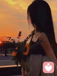 永远不要献祭自己的身体

孙思邈写道：“养生之道，常欲小劳，但莫大疲”。人的身体和灵魂都是有极限的，一旦过了那个限，或彻底透支，或心脉受损，就很难养回来了。不要说，自己还能扛，扛，本身就是一种强行透支。不要总想着逆天改命，人能养好自己，养好小家，已是大本事。

不要被这个世间的一切虚妄支配，抛开那些社会的赋予，房子就是一个住的地方，车子，就是一个简单的交通工具，黄金，仅仅是一种物质。有吃有住的情况下，永远不要献祭自己的身体，不要说还需要拼，身体差的父母，托举不了孩子，身体差的儿女，也顾及不了父母。

人要把身体当成完全属于自己的，无比珍贵的宝藏。不要把它当成工具，艰难时，消费可以降级，但身体不能豁出去。粗茶淡饭，比一身病痛强太多。不要被虚荣蒙蔽了头脑。永远记住，自己是1，其他都是0，你是个有血有肉有感觉的人，疼自己，是当人最低最低的底线。配图
