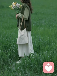 瞎操心，惹人烦

有一种人，特别爱操心。别人晚回一句消息，他急。孩子摔一跤，他慌。朋友过得不好，他比本人还难受。看起来热心，其实很容易让人窒息。你替别人着急，替别人安排，替别人做决定，时间久了，对方不会感激，只会觉得烦。因为没人喜欢，被人时时盯着。

很多瞎操心的人，本质上是边界感太弱。总觉得自己是为别人好，于是忍不住插手别人的生活。可人这一生，很多路必须自己摔，自己疼，自己悟。你操再多心，也替别人活不了。管太多，不仅累自己，还容易招怨。成年人最怕的，不是没人帮，而是有人不停指挥。

别总把自己活成救火队员。别人冷暖，自有别人承担。关系再好，也要有分寸。少一点干涉，少一点追问，少一点自我感动。人和人最舒服的状态，从来不是黏得太紧，而是各自过好自己的日子，有事搭把手，没事别伸手配图