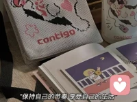 恶意是怎么被喂养出来的

不自信的人，在人际关系里有一个很固定的反应模式：被冒犯时，先退后。

别人开了一个让你不舒服的玩笑，你笑了。别人抢了你的功劳，你没说话。别人用居高临下的语气跟你说话，你忍了。

一次两次，好像没什么。

可如果这种模式长期重复，它会慢慢变成一种关系规则。

从行为学习的角度看，一个行为如果反复发生，却没有带来明显的阻止、纠正或代价，就更可能继续出现。

放在人际关系里也是一样。

当一个人第一次越界，而你为了避免冲突选择沉默，对方未必会立刻意识到「TA其实很难受」。相反，TA更可能把这次互动理解成「这样也可以。」

下一次，边界就可能再往前推一点。因为上一次没有代价。

然后你再退，然后TA再推。这是一个没有终点的滑坡。你以为你在维持和平，其实你在「训练别人如何对待你」。

你在教会别人，你的感受不重要。配图