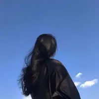 （小青）
有你相守，我不想任何周游列國。
當你不在，我還是不想任何周游列國。
我曾經因為年少無知犯下滔天大罪，
我曾經因為害怕失去浪跡天涯迷途，
我失去了你，你清澈而笑意盎然的眼睛爬滿了魚尾紋…
我失去了自己，我擁有我的淚水成河溫暖我冰冷的夢…
?不是所有的愛都可以大膽說出，愛需要實力。
?愛無力的病，天涼好個秋。配圖