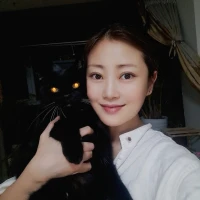 【真情流露孤獨自白】不要強迫他人不要孤獨，也不要有偏見討厭，也不是完美，孤獨可以很享受，也有不足為外人道的孤獨！當人間清醒，很多事的底層邏輯看得清清楚楚后，很難有能慢慢閑聊得下去的人了，直播是可以表達鏈接的高光時刻，剛好他坐在這里，剛好很多人發現了需要，有共鳴了。就是這樣。十年沒朋友，沒什么。有多少人也沒朋友。朋友的定義很抽象。天空的兩顆星，相遇擦肩而過，難道不是朋友。活著，感悟，就是朋友。配圖