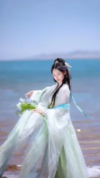 單身的人也越來越多，但是社會整體上對單身人士多少還是有些目光的，比如 他們被貼上了很多的標簽；孤獨，高冷，眼光太高，恐婚，不成熟，不正常等，這種目光會給他們帶來很多影響，讓一些人為了結束單身而不是為了追求幸福去建立關系，也讓一些人在一段關系里傷痕累累就是不愿意離開，人很容易在壓力下做出不理性的決策，有時會為了逃避單身貿然進入一段自己不那么想要的關系，當感情關系維持了一個人表面上的穩定或成功后，他就沒有 這方面的壓力從而很可能去追求自己真正想要的感情和生活，在這種情況下，分手，離婚，出軌發生的的可能性就很大。


尤其是出軌，對感情的傷害性很大。為什么有的人明明不喜歡對方既不分手也不離婚而選擇出軌呢？因為在一些出軌者心中，分手和離婚代表他做人和他的感情關系的雙重失敗，隱秘地出軌至少維持了表面上做人的成功，雖然實際上出軌才是真正的錯誤。

單身會面臨一些壓力？ 一方面無意識接受這些標簽和目光、評價，另一方面可能把“自己是不是有人愛”等同于“自己是不是值得被愛”，他們害怕的不只是單身，而是還有沒有人與自己相愛的這種情況本身，并且把被愛等同于自我價值感。實際上，無論你是不是被愛，你本身的價值并沒有發生變化，如果被愛的你是有價值的，那么暫時沒有被愛的你也同樣有價值。如果你也是單身，那么建議你不要為了結束單身而貿然進入婚姻，是對自己、對他人的負責和尊重。配圖
