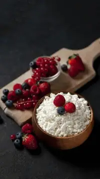 孩子挑食怎么辦？

不少家長反映孩子挑食，不知道怎么辦，接下來我們就聊聊孩子挑食的原因都有哪些，看你家孩子有沒有。

1  被暗示出來的，比如很偶然的一次，在外面有人對孩子說，你吃點(diǎn)這個(gè)蘿卜吧，孩子自己還沒反應(yīng)過來，家庭成員爺爺奶奶、爸爸媽媽其中某一個(gè)人就代替孩子說，他不吃這個(gè)。估計(jì)原因是孩子曾經(jīng)某次因?yàn)橐恍┰蚓芙^吃蘿卜，比如吃飽了，或者今天沒胃口，這就被誤解成永遠(yuǎn)不吃蘿卜。這個(gè)誤解一旦固化，孩子要想吃蘿卜都覺得會“對不起”家人對自己的判定。 由此我們可以推廣到其他方面，不要很僵化的評論孩子比如；我的孩子不愛運(yùn)動，不愛說話，不愛吃肉，不愛看書等等。

2 權(quán)利和自我邊界斗爭的需要： 父母管得太多，孩子沒什么事情是可以自己做主的，那么吃飯總得自己說了算吧？你要我吃，我偏不吃，你不要我吃，我偏要吃。有些家庭中，吃的問題已經(jīng)嚴(yán)重到不只是挑食的問題，而是吃不吃的問題了。本來吃飯就是純生理的需要也應(yīng)該是愉悅和放松的事情反而彌漫著緊張焦慮的氣氛，甚至?xí)蔀榧彝?zhàn)爭的導(dǎo)火索。

3 孩子挑食的問題滿足了父母攻擊孩子的需要；或許父母早年被這樣攻擊過，當(dāng)餐桌上洋溢著和諧融洽的氛圍時(shí)，他們可能會擔(dān)心“福兮禍所伏”，不如干脆人為制造點(diǎn)事情，免得莫名其妙地禍從天降。 

4 在飯桌上說某種菜不好吃，孩子還沒吃就打消了嘗的欲望，以后想吃的可能性也不太大。

5 飯桌上教育甚至訓(xùn)斥孩子，比如孩子饑腸轆轆的剛坐到餐桌前還沒怎么吃，你來一句，數(shù)學(xué)考了多少分？英語怎么又沒及格？你班主任今天又打電活了，頓時(shí)讓孩子沒有了餓意。自古以來就有飯前不訓(xùn)子這一說，影響孩子長身體，配圖
