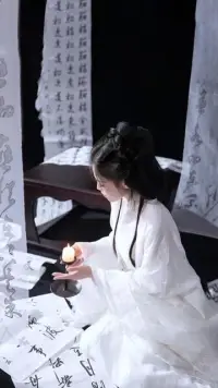 在自己的原則范圍之內尊重別人，不拂逆別人，盡量讓別人舒適，這是一種修養。如果事事都把別人的需求放在第一位，隱匿自我，壓抑內心，甚至浪費才華，這種活法實際是在損耗自己的人生。 
    如果說彎腰是一種修養，屈膝則是一種卑微。總以卑微的姿態去迎合他人，生命就很難開出燦爛的自由之花。 
    莊子曾說過，“順人而不失己”，這就是古人的智慧啊。莊子不只講“順人”，他更強調“不失己”。“不失己”即不失自己的個性，不討好，不喪失真正的自己。在莊子看來，“順人”和“不失己”這兩方面是有機結合的，“順人”固然重要，但需以“不失己”為前提。純粹地、盲目地“順”并非莊子本意。 
    問題是，如何在順人的同時，保證不失去自我的本心呢？這就需要我們在復雜的人際交往中掌握好一個度的問題，也就是界限。每個人最需要做的就是完善自我界限。當一個人的頭腦中建立起“界限”這個概念時，你會發現，原先的種種糾結，變得清晰簡單起來。 最隱蔽也是最核心的層面，就是自我概念上的界限不清。人活著就一定會受到來自他人的各種評價，肯定是有好也有壞。有些人就特別需要他人的好評，特別希望自己能讓他人滿意，甚至不惜犧牲自己的利益。為什么對他們來說，別人的評價這么重要呢？ 
    最主要的原因就是，自我界限不清。自我界限是指在人際關系中，知道自己與其他人或物都是互相獨立存在的不同個體，更清楚自己和他人的責任和權力范圍，既保護自己的個人空間不受侵犯，也不侵犯他人的個人空間。這個界限會指導我們，如何跟人相處會讓自己和他人感覺更舒服，哪些是自己應該負責的，哪些是他人應該負責的。如此，你才可以清楚何時可以對他人說“不”，并真正為自己負責。配圖