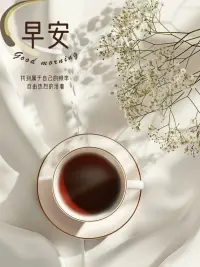刀子嘴豆腐心，你信嗎？

從心理學的角度看，刀子嘴的人未必有顆豆腐心，因為語言和思維會相互影響，當一個人的語言足夠刻薄的時候，他的內心也會不自覺的變得刻薄，我們如果總是不注意自己的語言，神態，語氣就可能變得尖酸刻薄而不自知，喜歡用“刀子嘴豆腐心”來形容自己的人，大都是為了給自己的尖酸刻薄找一個合理化的理由。

生活中我們經常聽到的是：忠言逆耳利于行 ，良藥苦口利于病，是真的嗎？我的理解是忠言未必逆耳，是良藥未必苦口，那么先說忠言逆耳，如果你說的很對，很有道理但是沒有根據對方的特點講究方式方法，一味的簡單，直接，粗暴，聽的人心理承受能力有限，或者根本承受不住，甚至給他原本脆弱的心靈沉重的打擊，你說的再對，又有什么用？不起反作用就不錯了，比如孩子以及內心敏感脆弱的人或者經歷過嚴重創傷已經很脆弱的人，他們很難承受一些刺激，很容易適得其反。


再說說良藥苦口，隨著社會的發展，良藥也可以不再苦口，比如做成了膠囊，片劑，藥丸等等，不像古代時候只能喝湯藥，確實很苦，有的成年人寧愿死也不愿意喝，更何況是孩子呢，12歲以前的孩子他們大都不具備獨立思考能力，跟眼前的利害與痛苦相比他還考慮不到長遠利益和對自己的好處。

所以，不管是忠言還是良藥，你如果想讓對方聽進去，吃下去，你就需要把他們掰開了，揉碎了，加工成不同的食品，不管是外觀，顏色還是味道起碼他們能接受，你的忠言或良藥才能起到作用。當你抱怨孩子不聽話，伴侶不跟你好好溝通的時候，我們先反思下自己的話是否逆耳或苦口，站在對方角度品味下會是什么感受呢？配圖