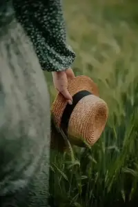 自愛和成長應該是決定我們與他人親密關系的主要標準。在約會時，首先應該問對方這些問題：
你愛自己嗎？你會如何表達對自己的這種愛？
你如何優先考慮自力更生、自我成長？
你如何尊重真實的自己？
這些才是我們在約會時應該問的問題，而不是問對方做過什么工作或者有什么愛好。如果真的想檢驗一個人有多值得愛，就要衡量他們在自尊自愛和自我成長上投入的精力。配圖