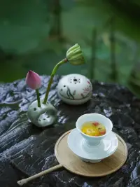 心智有雙重的表達——顯意識的（或客觀的）與潛意識的（或主觀的）。我們通過客觀心智與外部世界建立聯系，通過主觀心智與內在世界建立聯系。配圖