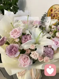 自尊和自愛的關系？
假如自尊是溫度，現在的溫度是23攝氏度，你想要的是溫度計顯示30攝氏度。于是你跟你的好朋友要了一根火柴，點燃它，然后把它放在溫度計底下，溫度計的指針立馬跳到30攝氏度。這是有些人的自尊的情況。
自尊其實是你自己體驗到的東西。如果我幫你去愛自己、接納自己，那么你這臺溫度計顯示的溫度就會上升。
你可以做的是接納、欣賞、關懷、愛自己。當你這樣做后，自然而然地，你的自尊就會提升。配圖