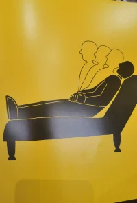 當代的專業心理學家和一般人，都有一個共同的傾向，就是把焦慮視為負向的,毀滅的和不正常的經驗，我們必須對抗它，最好是把它消滅掉。

焦慮，并不是個人混亂的原因，而是這種狀態的結果或者表現。

是因為失聯或者壓抑的行為，混亂才得以呈現，焦慮所代表的不僅是受壓抑的事物企圖再度浮現，也是整體人格邁向統整、和諧、同一與健康重建的努力。配圖