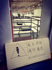 當(dāng)青少年到了前來(lái)尋求幫助的時(shí)候，我們經(jīng)常會(huì)看到他們本來(lái)用來(lái)緩解內(nèi)心動(dòng)蕩的防御體系出了問(wèn)題。迄今為止，這些策略或多或少發(fā)揮過(guò)作用，為他們?nèi)烁裰懈钊死_的部分提供了暫時(shí)的偽裝或緩解。
?
?但是那些額外的壓力，例如考試、虐待、疾病或喪親之痛，可能都會(huì)考驗(yàn)家庭、團(tuán)體或?qū)W校日常生活日益搖搖欲墜的保持性結(jié)構(gòu)，也可能會(huì)引發(fā)危機(jī)：自殺意圖、驚恐發(fā)作、自傷，或是在飲食、學(xué)習(xí)或人際關(guān)系上出現(xiàn)失調(diào)。
?
?由于青少年期壓力與自由交織，當(dāng)家庭的涵容（以及抑止）功能減弱，內(nèi)在資源的品質(zhì)和連貫一致性經(jīng)受考驗(yàn)時(shí)，那些曾經(jīng)熟悉的防御策略將面臨嚴(yán)重挑戰(zhàn)。配圖