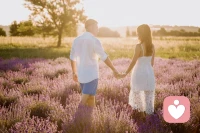 好的婚姻，只需要做到兩件事——
不帶敵意的堅(jiān)定，不帶誘惑的深情。配圖