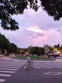 “活出真正的自己”是一个深刻、持续且极其个人化的过程。它是认识、接纳并活出你内在最核心的本质、价值观、需求和潜能的过程。不是被社会期望、过去的创伤、恐惧或他人的声音所主导。
整合，不是消除那些“不真实”的部分，也不是压抑那些“不愿接受”的部分。而是让所有的你——光明与阴影、坚强与脆弱、过去与现在——在同一个生命里握手言和。