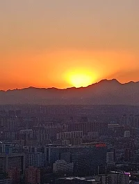 合法遵伦理做心理咨询——2023年5月1日正式施行的《中华人民共和国精神卫生法》， 2018年7月1日 起正式实施的《中国心理学会临床与咨询心理学工作伦理守则 (第二版)》。

这里我想说两点：

第一，病的重的乖乖去医院就医，该服药服药，医院诊断可以辅助进行心理咨询了再来找心理咨询，更不要期待不吃药只靠心理咨询就能把精神障碍给咨询好了，心理咨询师没那个本事儿。

第二，有一些情绪不对劲的时候，不要拖着，不要忍着，在它还是正常人的心理亚健康状态时，早点儿找心理咨询，早点儿解决 早点儿回归幸福生活，不要拖久了成了xx障碍（医院门诊时诊断上常写xx状态） 时才想起心理咨询来，那时候就得先吃药治病，等后面可以进行心理咨询了也需要花很多时间很多金钱， 划不来，所以小问题早点儿咨询早解决。

希望您来找我时，是带个小问题来的，我们一起努力尽快解决它，使您早日健康快乐的奔向新生活！