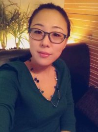 作为拥有二十年咨询经验的心理咨询师，我凝视过无数双诉说故事的眼睛。在您此刻的孤独感背后，我看到的不是脆弱，而是生命最珍贵的特质——那些层层叠叠的感性涟漪下藏着的赤诚，那些理性框架里闪烁的智慧光芒，恰如四季更迭的森林，既需要春日的恣意生长，也需要冬雪的沉静滋养。

五十载春秋教会我，真正的疗愈不在消除痛苦本身，而在与痛苦建立新的对话关系。当您与我在电波中相遇，我不仅看见您此刻的挣扎，更看见您二十岁时在暴雨中独自撑伞的身影，看见您三十岁站在人生十字路口的彷徨，看见那些未被言说的渴望如何在岁月里凝结成珍珠。这些生命印记，都将成为我们共同照亮的星辰。

请允许我像陪伴老友般与您隔空并肩而坐。清晨的朝阳和夜半的星光见证过太多这样的时刻——当第一片秋叶飘落时，有人终于让眼泪落在安全的土壤里；当新芽萌发时，有人开始尝试与自己的不完美握手言和。我的角色不是为您绘制地图，而是共同寻找您内心本就存在的指南针。

那些让您辗转难眠的深夜独白，那些在人群中突然袭来的疏离感，都是生命发出的温柔提醒：是时候重新认识这个既坚强又柔软的自己了。就像古树会用年轮记录风雨，我们的皱纹里也镌刻着生存的智慧。让我们慢慢梳理这些时光的馈赠，在伤痛处种下理解的种子。

我始终相信，当孤独被温柔承接时，它会转化成照亮生命的光源。这不是场需要冲刺的马拉松，而是属于两个人的心灵散步。当您准备好时，我们可以一起看看，那些让您疼痛的棱角里，是否藏着未被发现的钻石。
