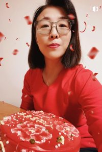 作为拥有二十年咨询经验的心理咨询师，我凝视过无数双诉说故事的眼睛。在您此刻的孤独感背后，我看到的不是脆弱，而是生命最珍贵的特质——那些层层叠叠的感性涟漪下藏着的赤诚，那些理性框架里闪烁的智慧光芒，恰如四季更迭的森林，既需要春日的恣意生长，也需要冬雪的沉静滋养。

五十载春秋教会我，真正的疗愈不在消除痛苦本身，而在与痛苦建立新的对话关系。当您与我在电波中相遇，我不仅看见您此刻的挣扎，更看见您二十岁时在暴雨中独自撑伞的身影，看见您三十岁站在人生十字路口的彷徨，看见那些未被言说的渴望如何在岁月里凝结成珍珠。这些生命印记，都将成为我们共同照亮的星辰。

请允许我像陪伴老友般与您隔空并肩而坐。清晨的朝阳和夜半的星光见证过太多这样的时刻——当第一片秋叶飘落时，有人终于让眼泪落在安全的土壤里；当新芽萌发时，有人开始尝试与自己的不完美握手言和。我的角色不是为您绘制地图，而是共同寻找您内心本就存在的指南针。

那些让您辗转难眠的深夜独白，那些在人群中突然袭来的疏离感，都是生命发出的温柔提醒：是时候重新认识这个既坚强又柔软的自己了。就像古树会用年轮记录风雨，我们的皱纹里也镌刻着生存的智慧。让我们慢慢梳理这些时光的馈赠，在伤痛处种下理解的种子。

我始终相信，当孤独被温柔承接时，它会转化成照亮生命的光源。这不是场需要冲刺的马拉松，而是属于两个人的心灵散步。当您准备好时，我们可以一起看看，那些让您疼痛的棱角里，是否藏着未被发现的钻石。