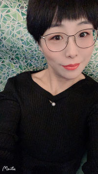 作为拥有二十年咨询经验的心理咨询师，我凝视过无数双诉说故事的眼睛。在您此刻的孤独感背后，我看到的不是脆弱，而是生命最珍贵的特质——那些层层叠叠的感性涟漪下藏着的赤诚，那些理性框架里闪烁的智慧光芒，恰如四季更迭的森林，既需要春日的恣意生长，也需要冬雪的沉静滋养。

五十载春秋教会我，真正的疗愈不在消除痛苦本身，而在与痛苦建立新的对话关系。当您与我在电波中相遇，我不仅看见您此刻的挣扎，更看见您二十岁时在暴雨中独自撑伞的身影，看见您三十岁站在人生十字路口的彷徨，看见那些未被言说的渴望如何在岁月里凝结成珍珠。这些生命印记，都将成为我们共同照亮的星辰。

请允许我像陪伴老友般与您隔空并肩而坐。清晨的朝阳和夜半的星光见证过太多这样的时刻——当第一片秋叶飘落时，有人终于让眼泪落在安全的土壤里；当新芽萌发时，有人开始尝试与自己的不完美握手言和。我的角色不是为您绘制地图，而是共同寻找您内心本就存在的指南针。

那些让您辗转难眠的深夜独白，那些在人群中突然袭来的疏离感，都是生命发出的温柔提醒：是时候重新认识这个既坚强又柔软的自己了。就像古树会用年轮记录风雨，我们的皱纹里也镌刻着生存的智慧。让我们慢慢梳理这些时光的馈赠，在伤痛处种下理解的种子。

我始终相信，当孤独被温柔承接时，它会转化成照亮生命的光源。这不是场需要冲刺的马拉松，而是属于两个人的心灵散步。当您准备好时，我们可以一起看看，那些让您疼痛的棱角里，是否藏着未被发现的钻石。
