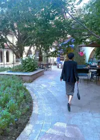 虐恋的魔力与心理：为何我们无法自拔

你是否曾有过这样的体验：那些充满纠结与拉扯的感情，仿佛被赋予了某种魔力，让人难以自拔。明知前方可能是伤痕累累，却仍忍不住深入其中，探究个究竟。这究竟是何方神圣在作祟，让人如此着迷又如此痛苦？
想象一下，虐恋中的情感起伏，就如同乘坐过山车般起伏不定。一会儿，你可能会被捧至云端，感受到前所未有的幸福；而下一刻，你又可能被重重摔下，陷入痛苦的深渊。这种忽冷忽热、忽远忽近的情感波动，无疑将人的情绪搅得混乱不堪。然而，正是这种不确定性，使得我们如同被魔咒所控，无法自拔。
◉ 情感波动的影响
从心理学的角度看，这种情感波动导致人的情绪混乱不堪。然而，正是这种不确定性，使得我们如同被魔咒所控，无法自拔。正是这种得不到的痛苦，反而让人如痴如醉，不能自拔。
◉ 自我价值的证明
这种虐恋可能在一定程度上满足了我们内心的某种需求。有时，我们在潜意识中会觉得自己不配得到纯粹的爱。因此，当感情中出现波折和痛苦时，我们反而会将其视为正常。这种自我惩罚的方式，通过承受虐心的时刻来证明自己的价值。就像我之前看过的一部电影中的女主角那样，她在不健康的感情中总是被男友贬低，却始终不愿离开。这背后，其实隐藏着她童年时未曾得到父母认可的深深伤痕。
◉ 沉没成本的心理
此外，虐恋中的付出感也会让我们深陷其中无法自拔。当我们为一段感情付出时间、精力甚至眼泪时，会产生一种“沉没成本”的心理。这意味着，如果我们现在选择放弃，那么之前所有的付出都将付诸东流。因此，即便这段感情已经伤痕累累，我们仍会抱着一丝希望试图挽回。
◉ 爱情的本质
然而，我们必须保持清醒，认识到虐恋虽然令人着迷，但并不代表它是健康的。真正的爱情建立在相互尊重、理解和支持的基础上。如果一段感情中只剩下无休止的争执、伤害和拉锯战，那它可能并非真正的爱情，而更像是一种相互的折磨。尽管我们可以在爱情中体验一些小波折，但绝不能让虐恋的漩涡将我们吞噬。愿每个人都能找到那份属于自己的健康、甜蜜的爱情，从而远离不必要的痛苦和伤害。
