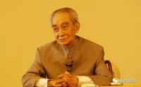 《論語別裁》

“計利應計天下利，求名當求萬世名。”……我們這一代青年，那種短見，那種義利之不分，實在“匪夷所思”。剛才我們幾個人談到現代青年對現代知識的貧乏，什么都沒有，一談就是考什么學校，為了待遇多少，為了求生活，這些是從前我們從來不考慮的。現在搞成這個樣子，真是文化精神的衰退，實在值得我們多加注意。
——-南懷瑾先生配圖