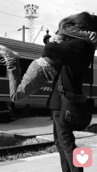 【转】浓缩的称呼里含有浓缩的感情。有些人向别人提到老公时用“身边的这个人”，而不是“老公”，这是因为害怕投入感情。简洁地称呼“老公”，就重复了和妈妈之间的浓烈的关系，而这个关系对这些人来说是创伤性的。（曾奇峰）配图