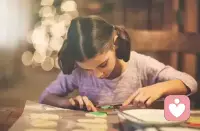 第三
有责任感，是一个人成功的起点
被娇惯的孩子觉得享受他人劳动成果是理所当然的，不懂得自己对这个世界也有责任。当孩子打碎了花瓶，不要一味回护，要让孩子勇敢的站出来承担责任，是的，花瓶并不重要，用钱就可以买回来，但父母要让孩子明白，这是你造成的，是你的责任，你要怎样去弥补呢？
有责任感，并懂得用行动去履行责任的人，也许不会百分百成功，但至少不会堕落。配图