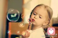 【转】个体人格基础在于原生家庭的系统和谐。父母恩爱，家庭成员之间相处愉快，能够在非暴力的前提下通过正常对话，在良性互动中处理差异，相互理解、接纳、尊重，避免走极端的失控行为方式，是孩子人格健全的根本保障。家庭关系越健康稳定，孩子的人格也就越能健康稳定；反之亦然。配图