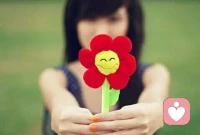 你必须认识到，人是不可能看清所有事情的，你总是要通过一定的标准看世界，而每一个标准都有它本身的局限性，如果能认识到这一点，你就不会犯下常识性错误，即不会觉得你在某一时间看到的事情是绝对正确的，如此你也就不会冒出因为坚持这种绝对正确的标准而带来的情绪。配图