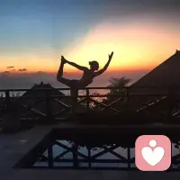 当你越放松，你就变得越有力量，当你很放松，你就会累积更多的能量，你的工作将会开始有一种创造力的品质，而不只是在生产。不论你做什么，你都会全然投入，带着很大的爱，而你将会有很多能量可以去做它。自我成长也是同理，当你越放松自己，就像松螺丝那样，那些原本你所抗拒的、阻挠你前行的部分都会伴随这股松的力量轰然溃散。配图