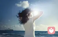 是谁把光阴剪成了烟花，一瞬间，看尽繁华。是谁把思念翻起了浪花，一转身，浪迹天涯。配图