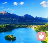 爱所给予的只是他本身；爱所获取的也只是他本身。爱不硬塞，也不强求；爱不占有，也不会为谁所占。这只因爱是自足的。请彼此相爱，但不要让爱成为彼此的束缚，而让爱成为彼此灵魂两岸之间流动的海洋，可以彼此紧密相连，却又可以各自独立，可以彼此滋养丰厚，却又可以各自成长。配图