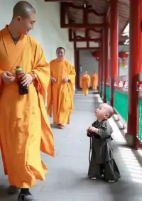 一小孩搬石頭，父親在旁邊鼓勵：孩子，只要你全力以赴，一定搬得起來！最終孩子未能搬起石頭，他告訴父親：我已經拼全力了！ 父親答：你沒有拼盡全力，因為我在你旁邊，你都沒請求我的幫助！ ——全力以赴就是想盡所有辦法，用盡所有可用資源。配圖
