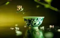 【轉】當一只玻璃杯中裝滿牛奶的時候，人們會說“這是牛奶”；當改裝菜油的時候，人們會說“這是菜油”。只有當杯子空置時，人們才看到杯子，說“這是一只杯子”。同樣，當我們心中裝滿成見、財富、權勢的時候，就已經不是自己了；人往往熱衷擁有很多，卻往往難以真正的擁有自己。配圖