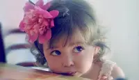 別把生活，想成一場(chǎng)復(fù)雜，
喜歡了就爭(zhēng)取，
得到了就珍惜，
錯(cuò)過了就遺忘。
在歷經(jīng)許多偶遇和分離后，
總會(huì)懂得，
所有的煩惱，只是因?yàn)榉挪幌隆Ｅ鋱D