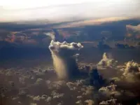 【轉】這是從飛機的角度看下雨，美嗎？生活中困擾我們的煩心事，換個角度看，你會得出不同的結論。配圖