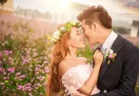 婚姻不是1+1=2，
而是0.5+0.5=1。
即兩人各削去一半自己的個性和缺點，
然后湊合在一起才完整。配圖