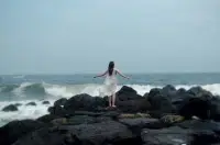 來則淡然，去則坦然，
如果總盯著烏云不放，
溫暖的陽光怎樣才能照進來；
如果總抓著過去不放，
又怎樣才能邁開人生的步伐。配圖