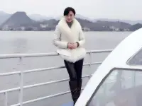 春秋已過，舉杯邀月，對酒當歌，嘆人生幾何。路漫漫，幾許溫情，幾許涼薄，一些處事堅守、為人的準則已經攫住靈魂深處，任憑歲月婆娑蹉跎，堅毅和堅定的目光穿透歲月之河，繼續下一站無際的漂泊。配圖