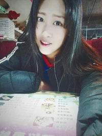 今天想他了大老遠跑過去找他，然后他丟我在一邊和朋友翻金花，為了給他面子我一直很乖的在旁邊沒說話，最后我準備回家的時候小聲的跟他說了好多遍讓他送一下我 (當時我不知道路)他好像沒聽到一樣，最后我忍不住了我就說我回家了，他說恩，慢點！我說不要你管！真的好失望！！！配圖