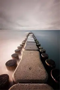 每個人的人生都有兩條路，一條用心走，叫做夢想；一條用腳走，叫做現實。心走得太慢，現實會蒼白；腳走得太慢，夢不會高飛。人生的精彩，總是心走得很美，而與腳步能合一。配圖