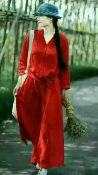 有這樣一群女人： 不傍大款，不出賣靈魂，可以堅(jiān)強(qiáng)、可以溫柔、可以優(yōu)雅、可以潑辣、可以可愛，重點(diǎn)是，她們花的是自己打拼掙來的錢，還具備了賢妻良母的素質(zhì)。人格獨(dú)立，思想獨(dú)立，情感也獨(dú)立！沒有公主的命，但有一顆女王的心，送給所有正在打拼的女漢子們。早安 ！配圖